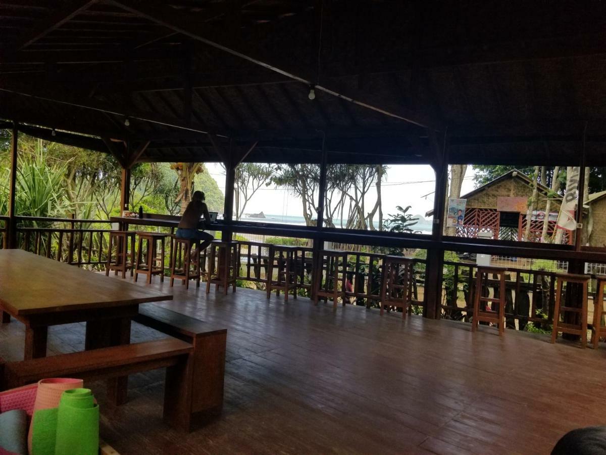 Hotel Mojosurf Camp Red Island Pasanggaran Zewnętrze zdjęcie